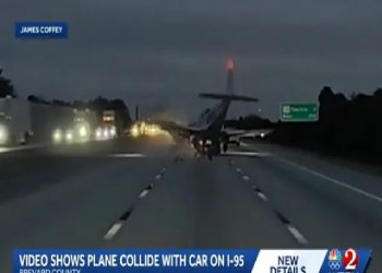 فيديو.. طائرة تصطدم بسيارة في ولاية فلوريدا