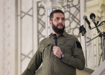 الشرع يدعو من الجامع الأموي لإعادة الإعمار بعد عام من الإطاحة بالأسد