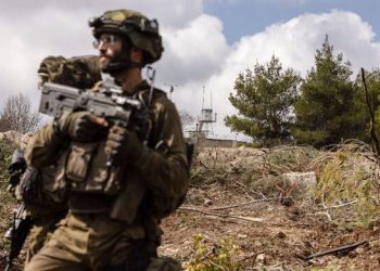 الجيش الإسرائيلي “يعلق مؤقتاً” غاراته على جنوب لبنان