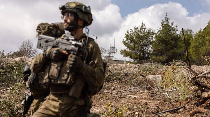 الجيش الإسرائيلي “يعلق مؤقتاً” غاراته على جنوب لبنان