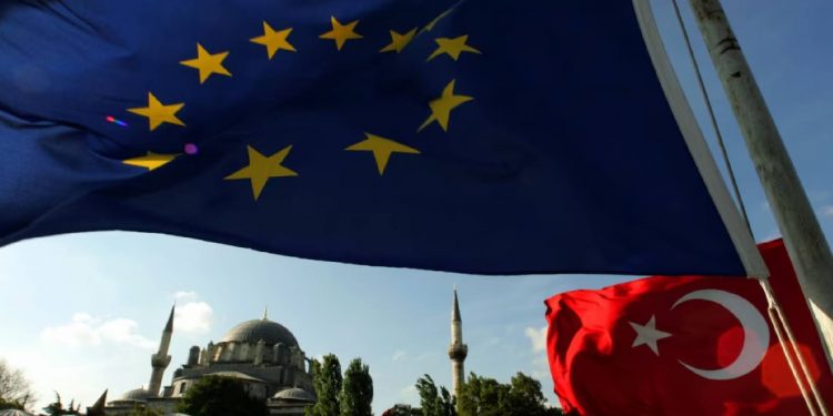 الاتحاد الأوروبي ينتظر من تركيا خطوات “ملموسة” بملفي حقوق الإنسان وسيادة القانون