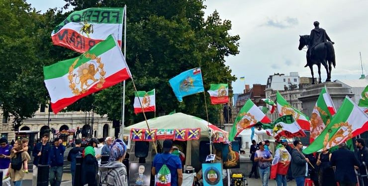 منصة “X” تستبدل علم إيران الحالي بشعار “الأسد والشمس” التاريخي