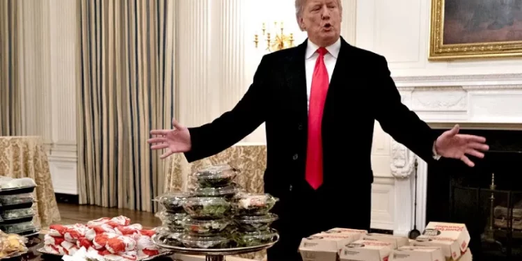 وزير الصحة الأمريكي يكشف أسرار النظام الغذائي الصادم لترامب