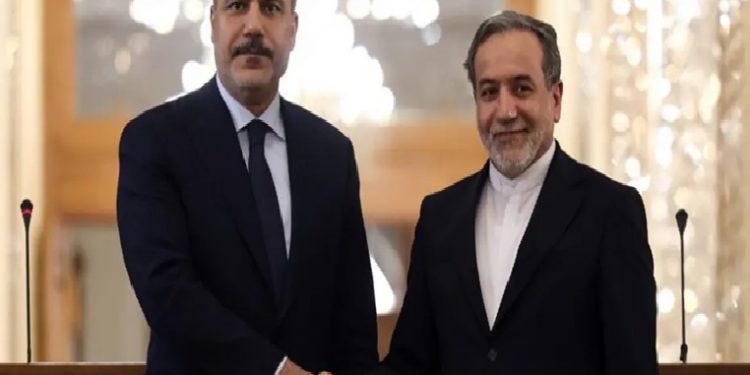 وزير خارجية تركيا يناقش مع نظيره الإيراني التهديدات الأمريكية