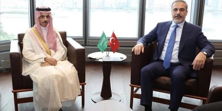 وزير خارجية تركيا يتباحث هاتفيا مع نظيره السعودي