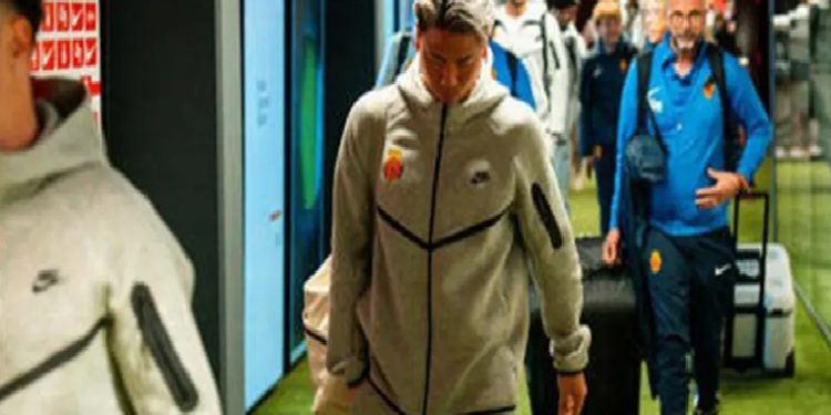 لاعبو مايوركا الإسباني يرتدون بدلة مادورو الرياضية