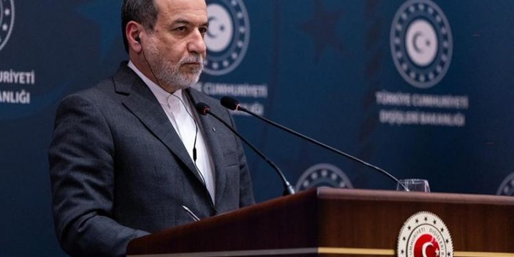 وزير خارجية إيران من تركيا: مستعدون للحوار بشأن التوترات النووية