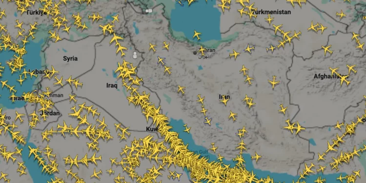 إيران تعيد فتح مجالها الجوي بعد إغلاق مؤقت