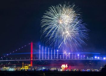 فيضان بشري في إسطنبول احتفالا برأس السنة