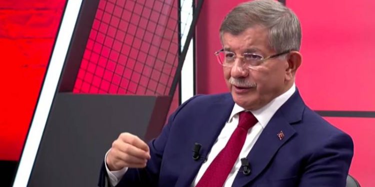 داود أوغلو: فقدان الثقة في القضاء والمؤسسة الدينية ينذر بالأسوأ