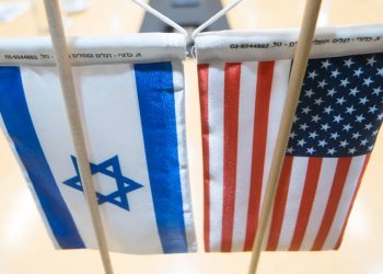 الولايات المتحدة ترحِّل فلسطينيين قسرًا عبر طائرة خاصة