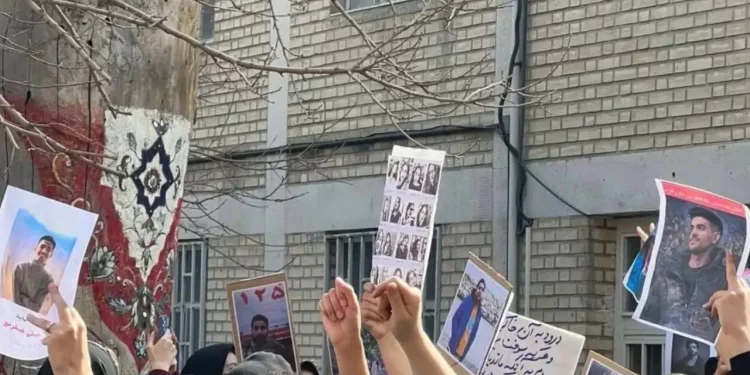 “لا شاه ولا ملا”.. انتفاضة طلابية تجتاح الجامعات الإيرانية رفضاَ للنظام