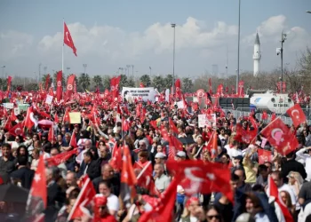 مظاهرات حاشدة في إسطنبول تضامنًا مع عمدة المدينة المسجون
