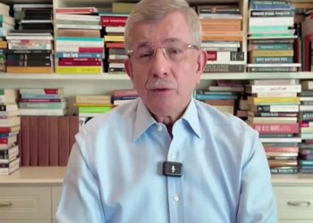 داود أوغلو يحذر: على تركيا الابتعاد عن “محور الحرب” وتبني دور الوسيط