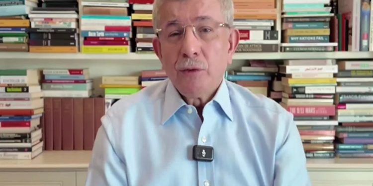 داود أوغلو يحذر: على تركيا الابتعاد عن “محور الحرب” وتبني دور الوسيط