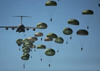 آلاف المظليين الأمريكيين يصلون الشرق الأوسط تزامناً مع تهديد ترامب باجتياح “جزيرة خارك”