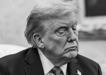 بوليتيكو: ترامب يتلقى خسائر متلاحقة على جبهات القضاء والاقتصاد والحرب