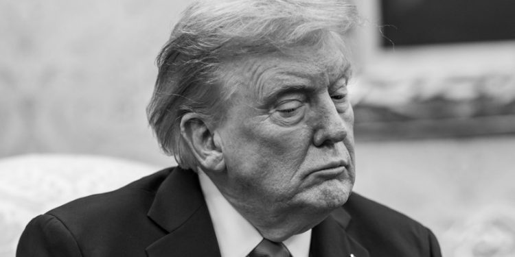 بوليتيكو: ترامب يتلقى خسائر متلاحقة على جبهات القضاء والاقتصاد والحرب