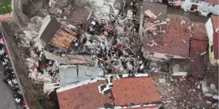 انهيار مبنيين في الفاتح بمدينة إسطنبول