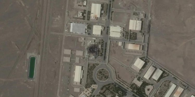 هل تُنقل مخزونات اليورانيوم الإيراني إلى بلد ثالث؟