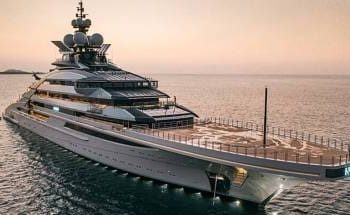 يخت الملياردير الروسي يعبر مضيق هرمز