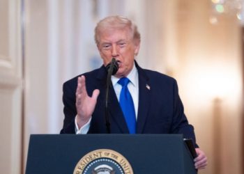 ترامب يتوعد إيران بـ “صراع لم يشهده التاريخ” إذا خُرقت الهدنة