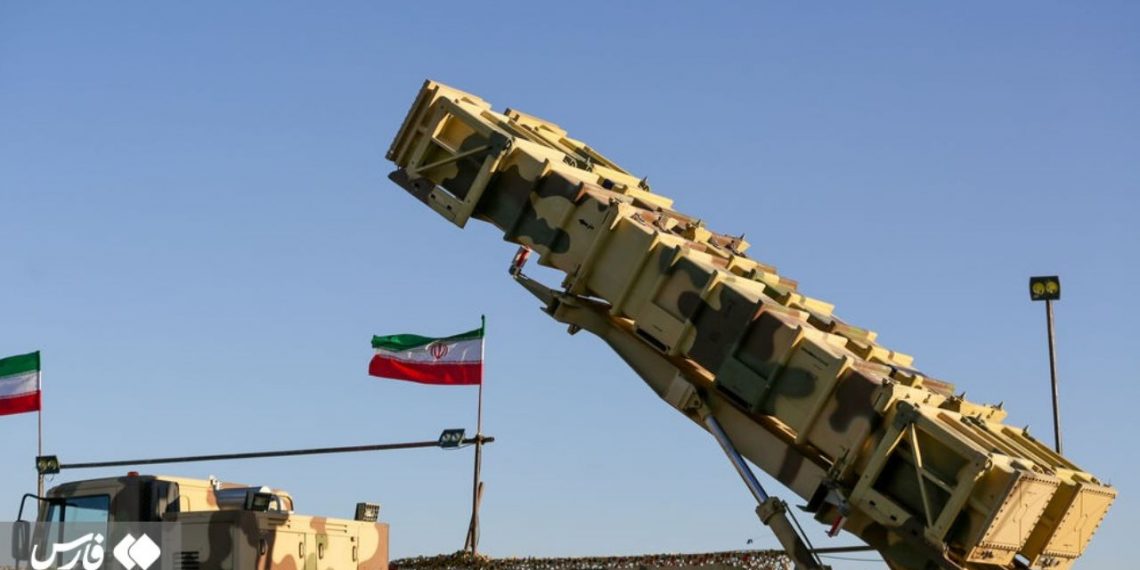 إيران تهدد بضرب السفن الحربية في مضيق هرمز