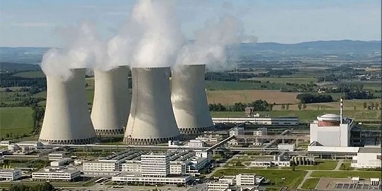 روسيا تُجلي 198 موظفا من مفاعل بوشهر الإيراني وسط تحذيرات من “كارثة نووية”