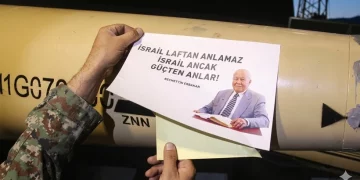 مقولة “أربكان” على صاروخ إيراني متجه نحو إسرائيل!