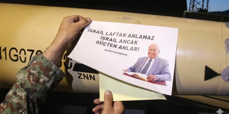 مقولة “أربكان” على صاروخ إيراني متجه نحو إسرائيل!