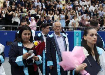 طموح لا يعرف السن.. سبعيني تركي يتخرج في الجامعة