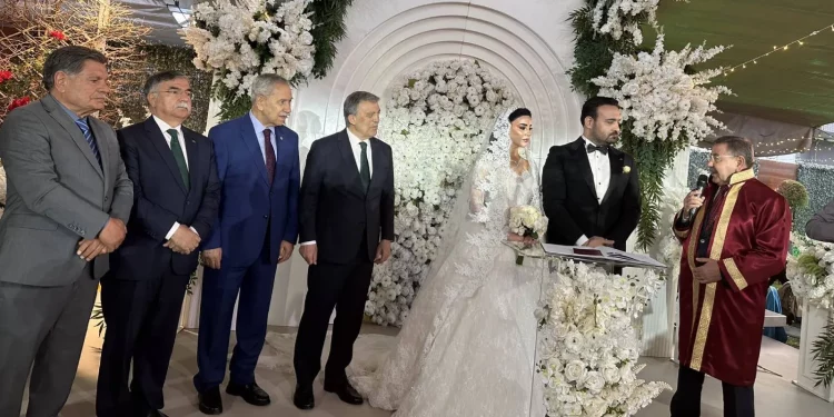 قادة “العدالة والتنمية” يجمعهم حفل زفاف واحد وطاولات متباعدة