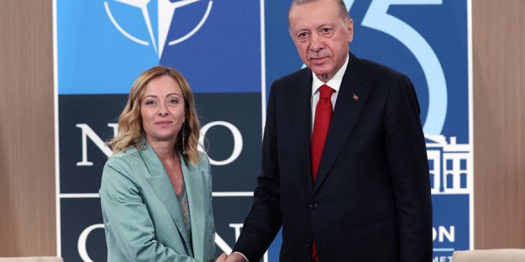 قرار من ميلوني بشأن “التدخين” يثلج صدر أردوغان