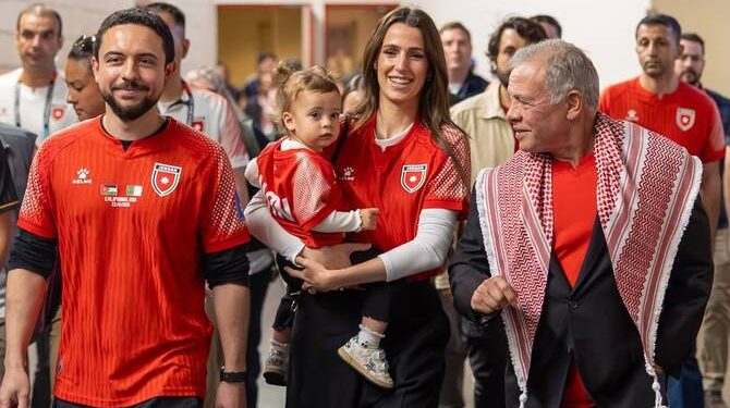 الأميرة رجوة بين أفراد العائلة المالكة الأردنية في مباراة المنتخب أمام الجزائر