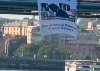 “خبئِّوا أطفالكم، ترامب قادم”.. لافتة على جسر الخليج في تركيا!