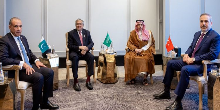 تركيا والسعودية ومصر وباكستان تبعث برسائل بشأن مضيق هرمز