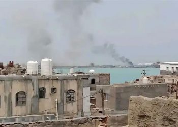 الحوثيون يقصفون ميناء المخا اليمني بالصواريخ والطائرات المسيرة